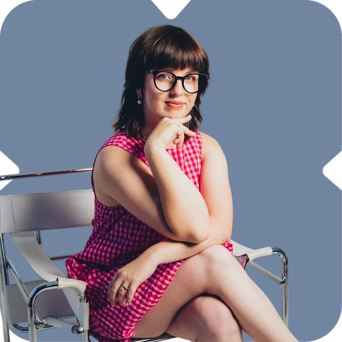 Marta, CEO i Head of Design w LIVEPLAN, siedzi w fotelu i uśmiecha się do kamery